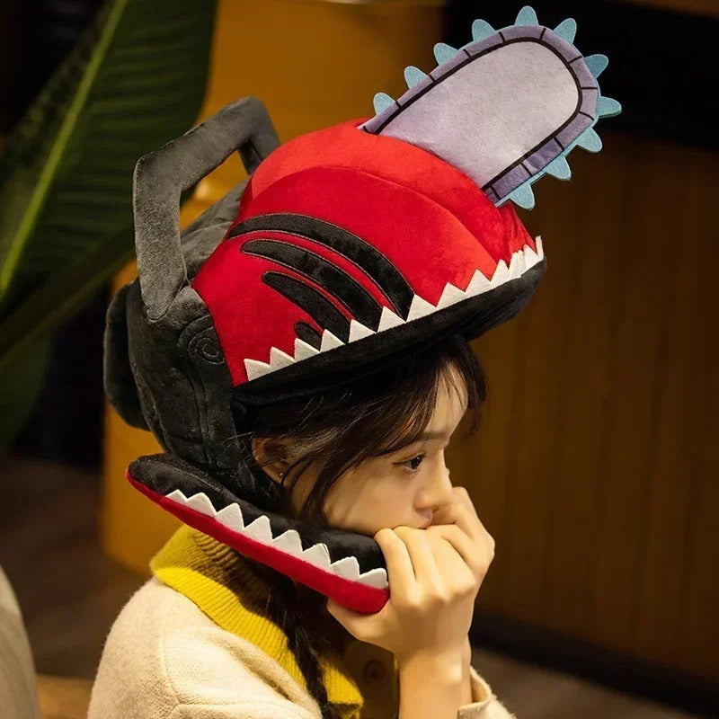 Child wearing a red and black chainsaw helmet with a shark mouth design. Chainsaw Man Denji Premium Plush Headgear Cosplay Helmet – 35x25cm Wearable Ultra-Soft Anime Costume Mask
