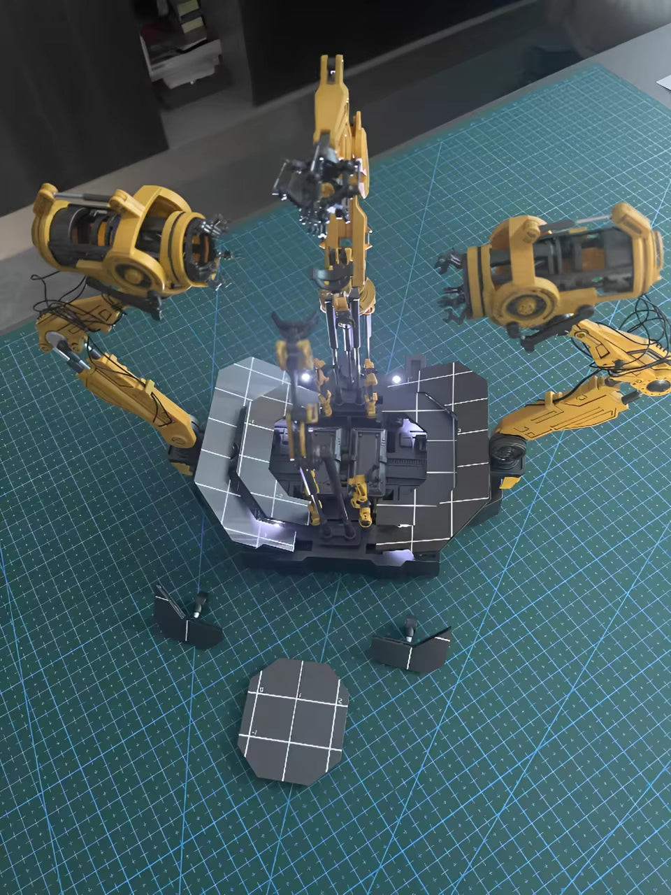 Mechanical model of a robot arm on a grid surface 2GOODCO 1/12 Scale LED Light Interactive Suit-Up Gantry Mechanical Workshop Diorama Set