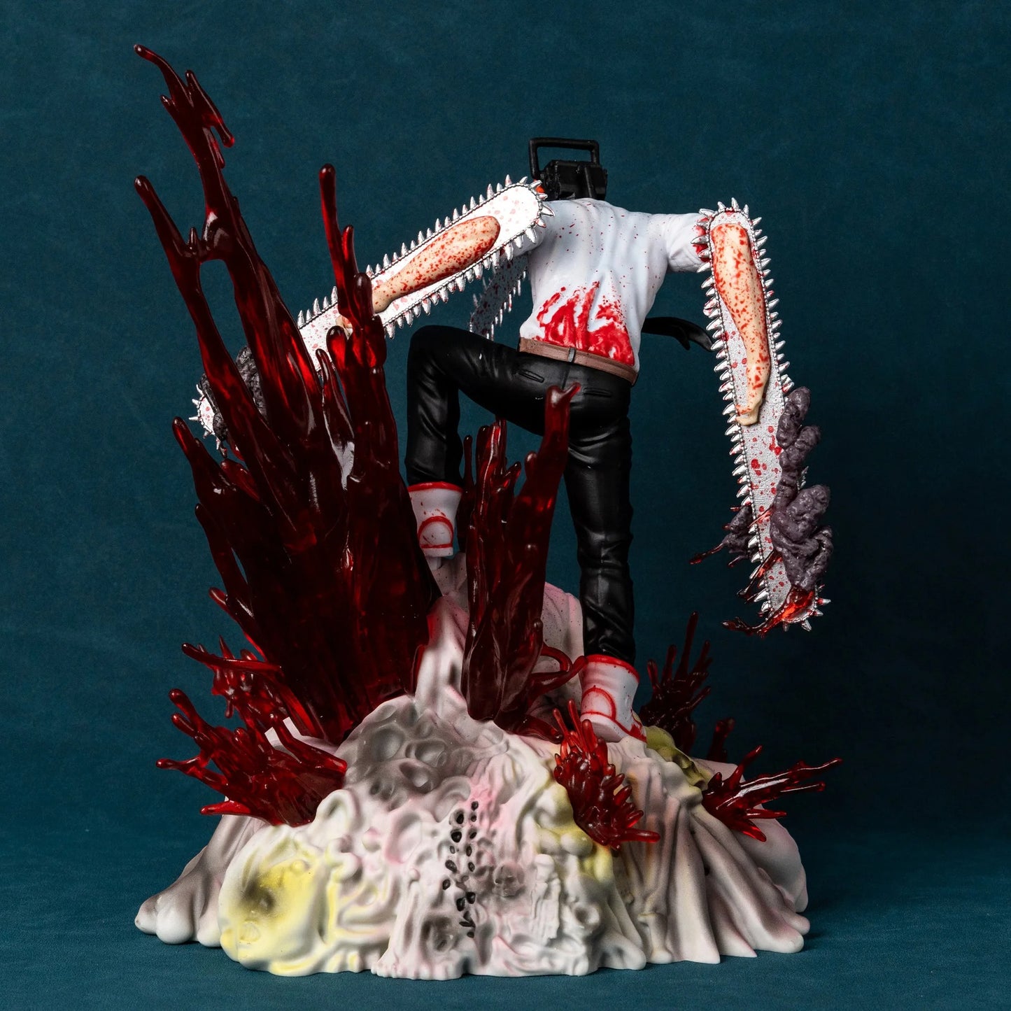 Gore-themed figurine with a person holding a chainsaw amidst red and white elements on a dark background. Chainsaw Man Denji 29cm Battle Scene Authentic Diorama Figure – Premium Visceral Gore & Translucent Blood Splatter Extra-Large Collectible Character Statue