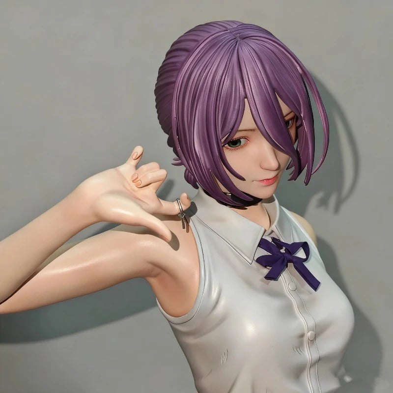 Anime character figurine with purple hair and a white shirt on a gray background Chainsaw Man Reze Authentic 1/6 Scale 32cm Premium PVC Statue – Bomb Devil Arc Exquisite Standing Figure with Bonus Standalone Display Bust closeup