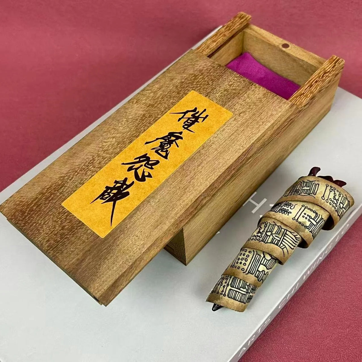 Wooden box with a scroll inside, featuring Chinese calligraphy on a red background Jujutsu Kaisen Ryomen Sukuna Cursed Finger Authentic Figurine Prop Replica Set – Special Grade Cursed Object Edition with Talisman-Sealed Wooden Storage Box