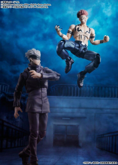 Two action figures in a dynamic pose against a blue background Jujutsu Kaisen S.H.Figuarts Ryomen Sukuna Authentic 15cm Articulated Action Figure – King of Curses Edition fight 1