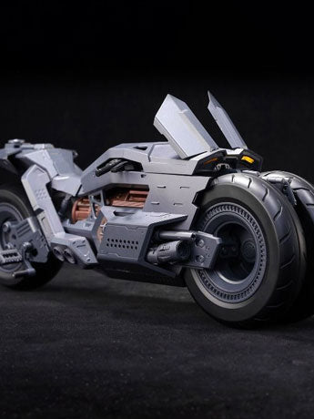 Toy motorcycle model on a dark background The Flash (2023) Gotham Pursuit 1/12 Scale Precision Model Kit Set
